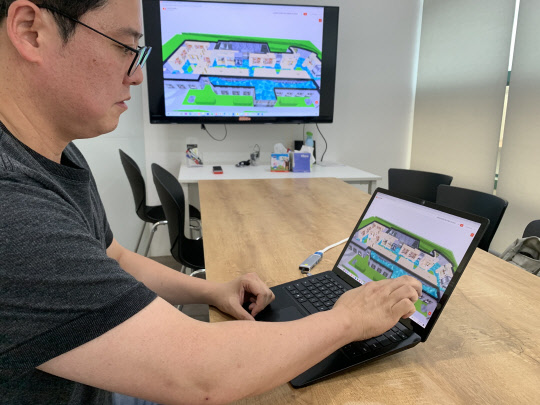 박주흠 다비오 대표가 지난 14일 서울 마포구 다비오 사무실에서 3D 실내지도 제작을 시연하고 있다.  [김위수기자 withsuu@]